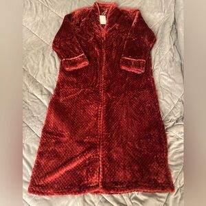 NWT brugandy Valore house coat/robe